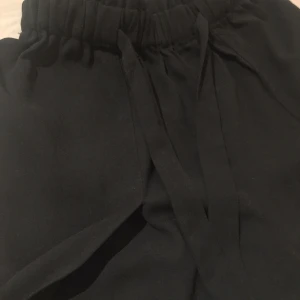 Byxa - Säljer mina fina festbyxor med slits. Väldigt bekväma och är i ett linne-liknande material. Dem går att knyta runt midjan. Från BikBok i strl XS/S😘🥂