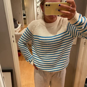 Stickad zara tröja  - Jätte mysig stickad tröja från zara, köpt i somras och andvänt va 3 ggr❤️❤️