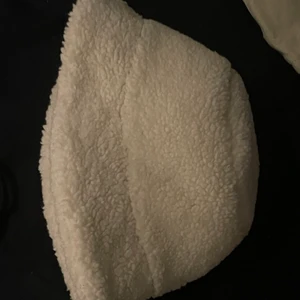 Fluffig buckethat  - En fluffig super trendig buckethat, jätte fin och varm speciellt nu när det börjar bli kallt. Använd typ 4 gånger Max, säljer för jag äger redan en från tidigare :) 
