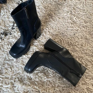 Boots från Zara - Boots från Zara strl 36 bara använda 1 gång, insåg snabbt de olyckligtvis var lite för små för mig, inget bra impulsköp.