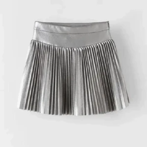 Silvrig Kjol🤖 - Säljer denhär super fina silvriga kjolen från zara som inte kommer till så mycket användning längre:/. Den är i storlek 164 som motsvarar ca S❤️