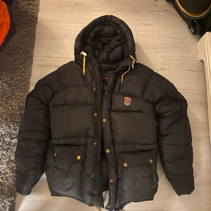Fjällräven jacka - Säljer min fjällräven jacka i storlek s. Säljer för 4500kr men kan gå ner till 4000kr vid snabb och smidig affär 