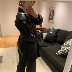 Skinnjacka/kappa med band  - Supernajs skinnjacka i läderaktigt material från NAKD! Skrynklig på bilden. 