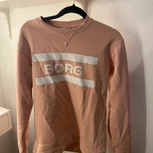 Björn Borg Tröja - Jätte fin ljus rosa Björn Born sweatshirt. Använd några få gånger, bra skick. Storlek: 34 pris: 150 plus frakt 62kr❤️❤️ 