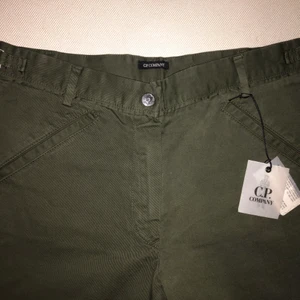 CP Company byxor stl 44 NYA - Olivgröna byxor från CP Company i stl 44 (S-M). Byxorna är oanvända. Nypris 1400kr. 