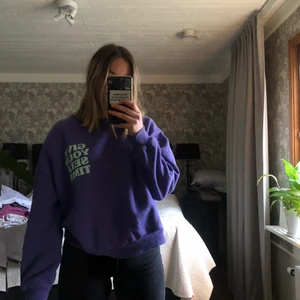Lila sweatshirt  - Säljer denna coola oversized sweatshirt från pull&bear!! Endast använd ett fåtal ggr🛍  200kr inklusive frakt 🚚  säljs då den inte kommit till användning hos mig!♻️✨