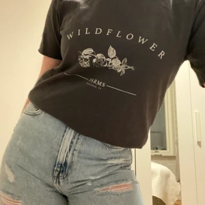 Oversized t-shirt med tryck - Superfin oversized t-shirt i mörkgrå färg med fint tryck på! 🖤