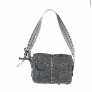 Väska i jeans från Diesel - Najs väska från Diesel i jeans, perfekt condition edit: Bredd (cm) 19 Höjd (cm) 15 (ingen axelremsväska)