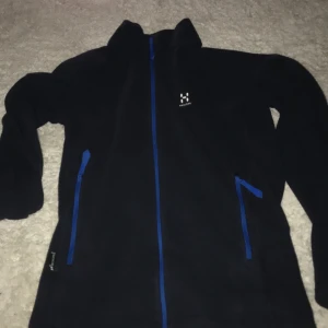 Haglöfs  - Mörk blå haglöfs, ganska ny, ren, varm, fleece 