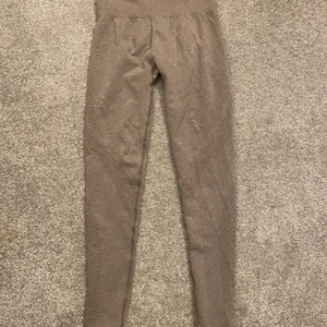 Tränings tights - Superfina och stretchiga tights från hm. Dom är i en grå begie färg och suuuper sköna. Storlek xs men skulle mer säga som en S 🤍🤍 aldrig använda.