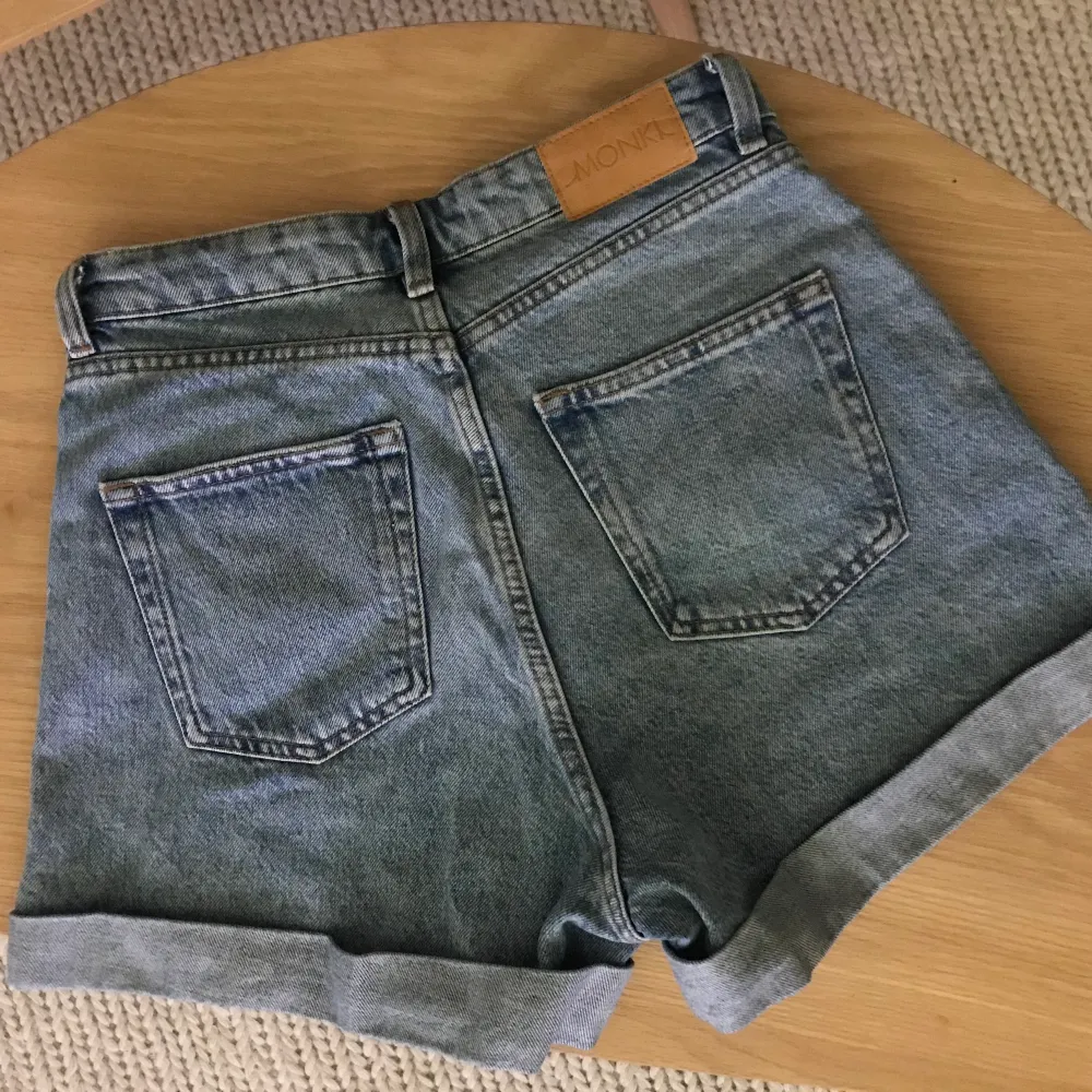 Blå jeansshorts från Monki, storlek 26 men jag skulle säga att de passar XS då de är för små för mig som brukar ha S. Prima skick! Om du köper någonting i min shop för över 50kr så får du något för 20kr på köpet (det finns en hel del att välja bland).. Shorts.