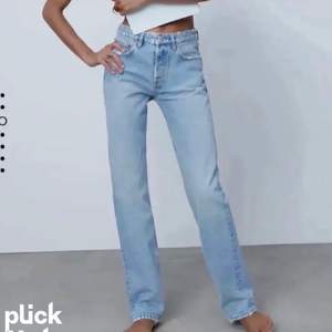 Hej! Säljer vidare dessa Zara jeans i modellen mid rise straight leg storlek 36 pågrund av att dom var för små enligt mig! knappt använda så i jättebra skick😊 Hör av dig för fler bilder!