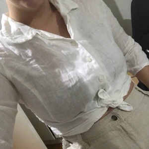 Linneskjorta - Vit skjorta i 100% linne i storlek M från Ril’s. Superfin! Har små knytband runt ärmarna.