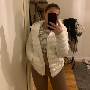 Vit Puffer Jacka - Säljer min puffer jacka från New Yorker, bokstavligen som ny. Har endast använt den 3-4 gånger. Säljer pågrund av att det inte riktigt är min stil. Den är varm och funkar som vinterjacka. Köpt för 500kr.