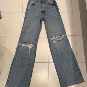 Hög midjan jeans från zara - Dessa är de populära wide jeansen från zara! De är super fina dock för små för mig! De är uppsydda där nere och även sydda så att de inte fransar sig! 