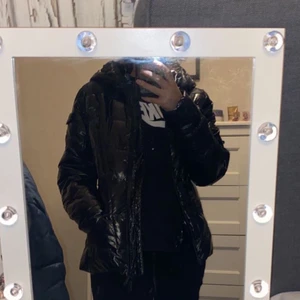 Moncler jacka🤩 - Säljer min finaste moncler jacka som jag nyligen köpte på plick då den inte har kommit till så mycket användning. Jackan är i nyskick, inga defekter eller liknande och väldigt varm jacka vilket är bra nu till vintern💕