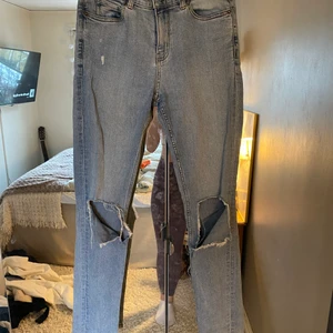 Jeans med slitningar - Midwaist jeans från Cheap Monday med slitningar! Jag är 176cm och de går till strax över anklarna. Köparen står för frakten/mötas i Uppsala 🤠🤝😆❤️