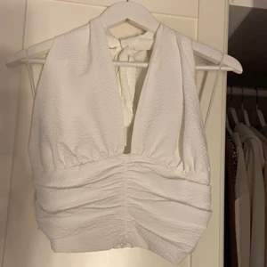 Fest topp - Fin topp från GinaTricot, använd en gång. Liten i storleken skulle jag säga, passar 40/42 beroende på byst storlek