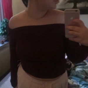 Jätte fin vinröd tröja - En super fin vinröd tröja som visar axlarna 