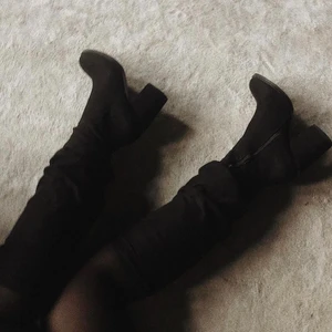 Nakd mockastövlar - Svarta mockastövlar från NAKD. Aldrig använda, ägaren innan använde dem 1 gång. Jag köpte dem för 450kr mitt pris 250. Pris exklusive frakt.