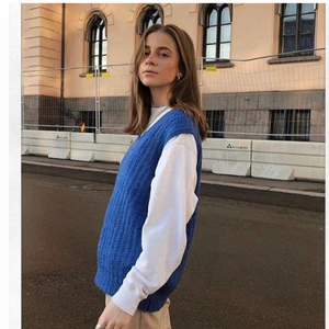 Stickad väst - En så mysig och skön stickad väst, perfekt nu till vintern! Lånade bilder från Design by Si hemsida. Är i storlek M/L vilket även är den storleken modellen på första bilden bär. Skriv om ni vill ha fler bilder eller har några frågor!💘💘