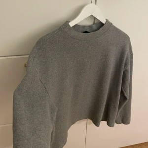 Grå tröja  - Lite tjockare material, bra kvalle och som ny🪅 strl L men sitter som S/M 