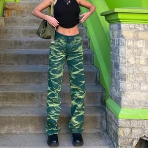 Gröna jeans från Jaded London - Lägger ut dessa igen. Är helt nya och till och med helt tvättade. Storlek w26 passar en S. Måtten: midjemåttet är rakt över 36 cm. Runt om är midjan 74 cm och innerbensmåttet är 79 cm. Jeansen sitter precis under naveln. Köptes för 863 kr och kör budgivning privat denna gång från 400 kr