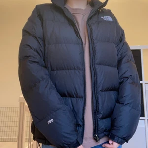 North Face 700 - Svart 700 North Face jacka köpt secondhand. Kan skicka mera bilder i meddelande på skick, men bra begagnat skick skulle jag säga 😌 Frakt tillkommer på 66kr!