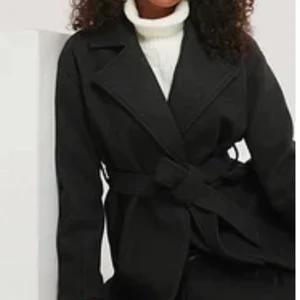 Kort kappa - Säljer min kappa från NAKD! Den är en kort modell och går överrumpan så halv lång. Köpt för 799kr men säljer för 299+frakt (99kr). Skriv om ni vill ha fler bilder privat💚 budgivning om fler är intresserade❤️ 