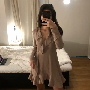 oanvänd klänning - säljer denna beiga klänning från missguided. helt oanvänd, lappen sitter fortfarande kvar. tyvärr råkade jag spräcka den vid dragkedjan när jag skulle prova den, det är dock inget hål eller så (se sista bilden). därav priset <3