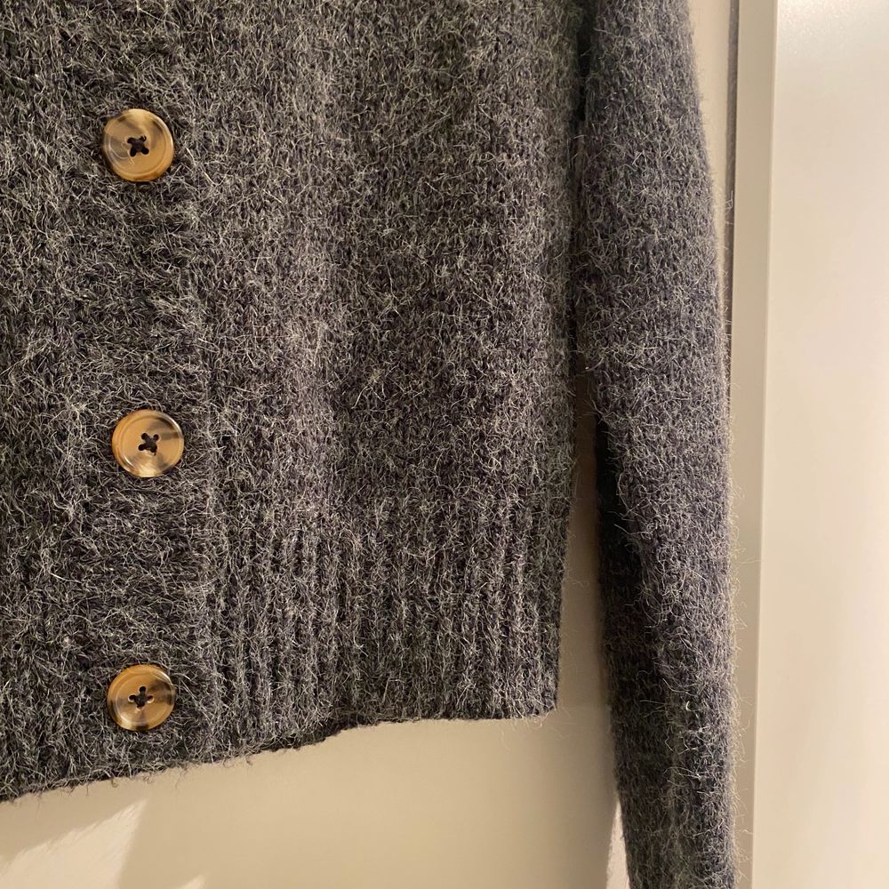 supermysig grå stickad kofta från monki. jättefin grå färg! xs men sitter bra på mig som är vanligtvis s. frakten kostar 66kr🤍. Tröjor & Koftor.