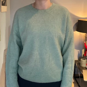 & other stories tröja grön stl M - & other stories stickad tröja. Färg: grön stl: M material: ull orginalpris: 899kr           Jag är 165cm och har stl 34/36 för referens 