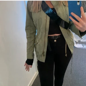 Grön jacka - Köpt på plick men aldrig använd, storlek S men passar även M. Köpare står för frakt:) INTE mina bilder, men skriv för fler
