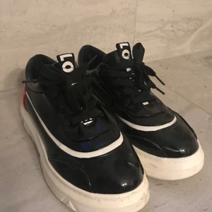 Coola skor  - Snygga skor i storlek 39 men små i storleken så skulle säga 37/38 