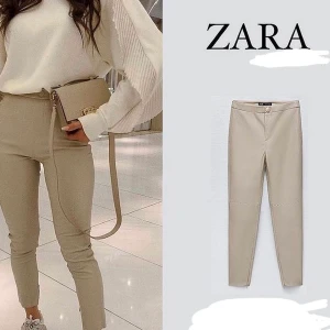 Zara "skinn" byxor - Bruna byxor från Zara i ny sick ( själjer i brun färg)