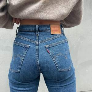 Skitsnygga Levis jeans i straightleg midwaist!! NYSKICK. Så bekväma😍😍😍 Waist: 75 cm Innerbenslängd: 77 cm