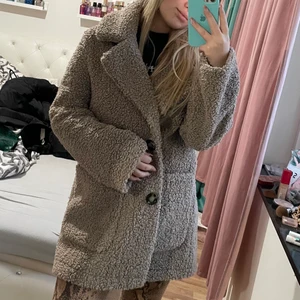 Zara jacka - Säljer denna fina Teddyjackan i fint skick från Zara, storlek S och passar även större! det är väldigt varmt och i jättebra skick! 💕😊