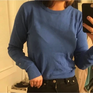 Blå tröja - Säljer denna super fina blåa tröjan. Passar mig som brukar ha S i de flesta kläder. Men kommer tyvärr inte till ansvällning av mig.