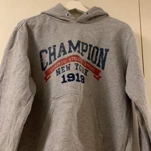 Champion hoodie i gott skick💞 budgivning i kommentarerna om många är intresserade!