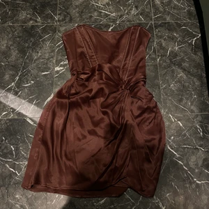 Brun zara klänning - Jättefin brun zara klänning i jättebra material. Har bara använt en gång. Köpte i Paris ca en månad sedan. 