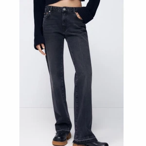 Lågmidjade jeans - Så sjukt najs långa lågmidjade jeans från zara. Slutsålda och svåra att få tag på. Helt oanvända med prislapp kvar i storlek 38, pga köpte två storlekar. Nypris 399kr. Buda💞💞
