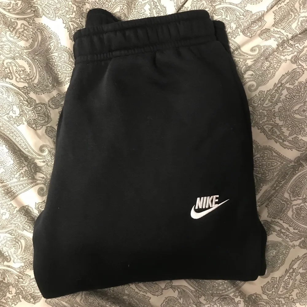 Helt oanvända Nike mjukisbyxor, storlek L. Kom privat för mer bilder och info🤍. Jeans & Byxor.