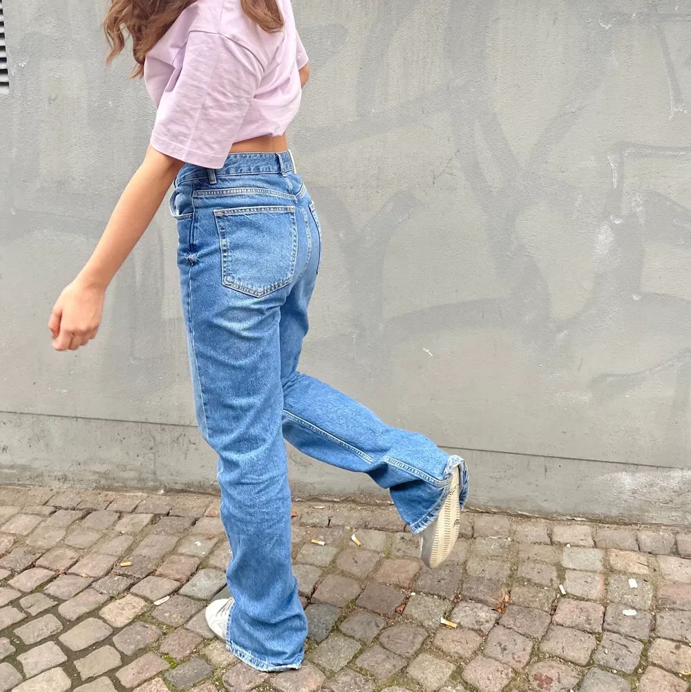 Världens coolaste jeans, full length, med slits från Pull & Bear. NYSKICK HELT NYA! Midjemått: 80 cm Innerbenslängd: 90 cm 💙😍 mid-high waist.. Jeans & Byxor.