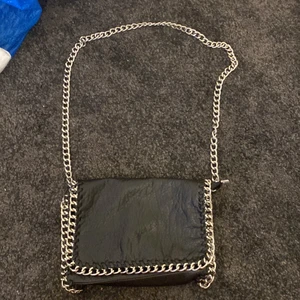 Väska - En handväska i läder med kedjor!🤩 finns mycket utrymme inuti väskan med fack och dragkedjor, även utanpå på baksidan. Köpt för ungefär 2 år sen, inte använt mycket alls. Nypris 500kr budgivning startar på 200! HÖGSTA BUD 350 INK. FRAKT KÖP DIREKT