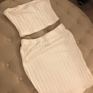 Topp/tjol set - Ett jätte fint vitt set. Oanvänd. Ganska genomskinlig men funkar med vita cykelshorts under! Frakt betalas av köparen.