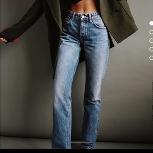 Straight jeans - Säljer dessa eftersom de är något korta på mig!! (är ca 175cm)👌🏼✨💓 Har endast använt en gång:) Skriv om du vill ha fler bilder🥰