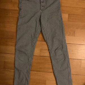 Blå vit randig byxor - Skinny fit, high waist, storlek: 28, passar som 34/36