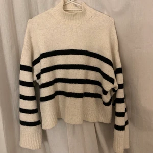 Tröja - Från Bershka, så mjuk! Har ett hål i sömmen uppe vid kragen som jag sytt ihop själv en gång men nu tyvärr börjat gå upp igen, dock jättelätt att laga om man vill det, syns iallafall inte speciellt tydligt när man har den på sig🤎🤎 