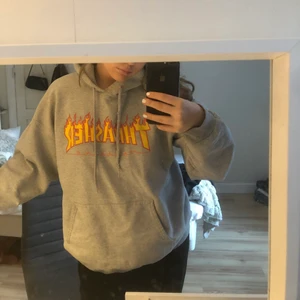 Thrasher hoodie - min fina thrasher hoodie som jag har tröttnat på och använder ej längre:/ några få defekt som man ser på smörerna då lite tyg sticker ut och på baksidan är det typ hål ish (checka 2a bilden)😊