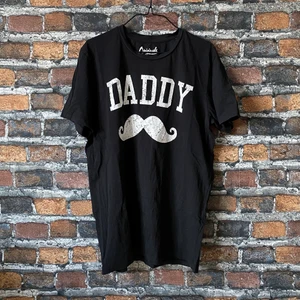 DADDY t-shirt - En svart t-shirt från Jack & Jones med motivet daddy på. I fint skick. Storlek L men passar som M. Köp nu!